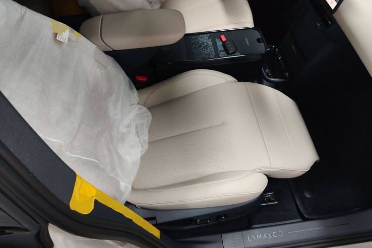 Used Lynk & Co Z20 2025 530 km Range Rear-Wheel Drive Max Right Front Seat