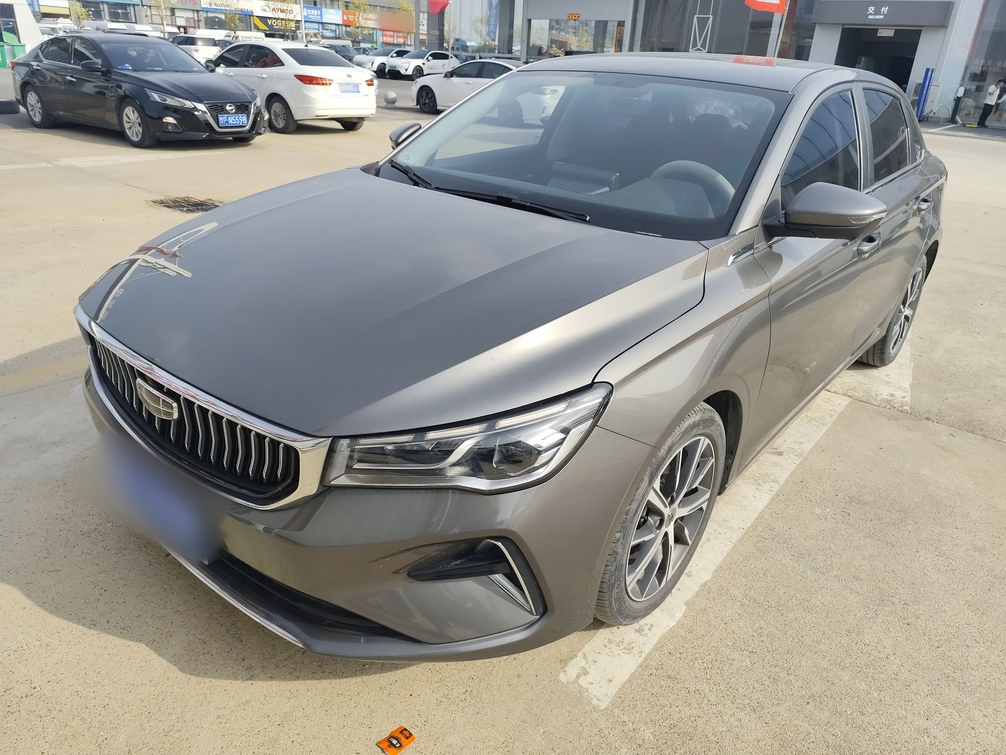 تحت مقدمة السيارة