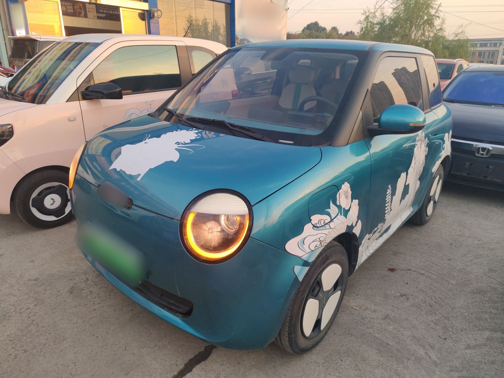 تحت مقدمة السيارة