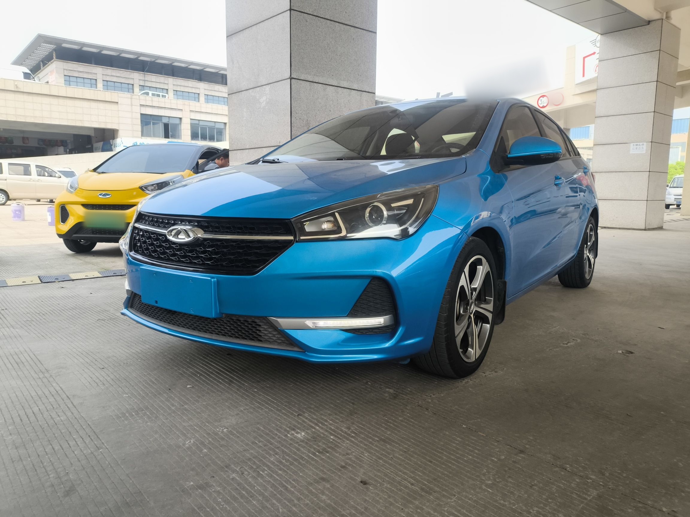 تحت مقدمة السيارة