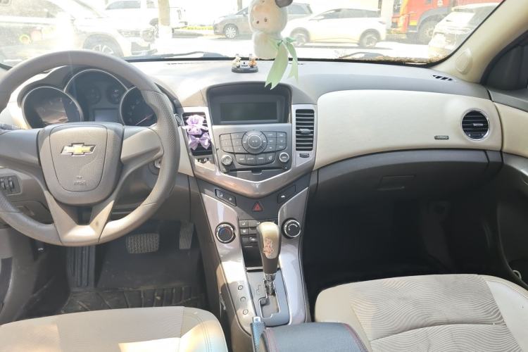 Used Chevrolet Cruze 2015 1.5L Classic SE AT Interior 2