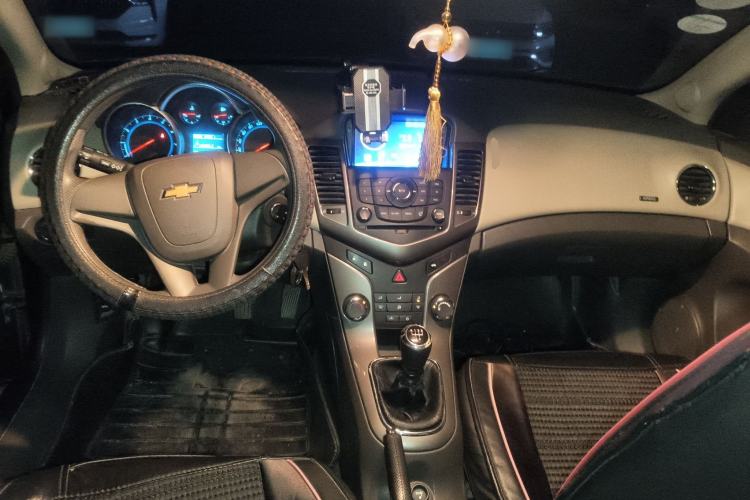 Used Chevrolet Cruze 2015 1.5L Classic SE MT Center Console