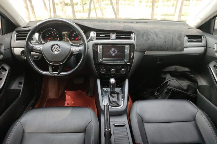 Used Volkswagen Sagitar 2018 1.6L Automatic Comfort Model Center Console