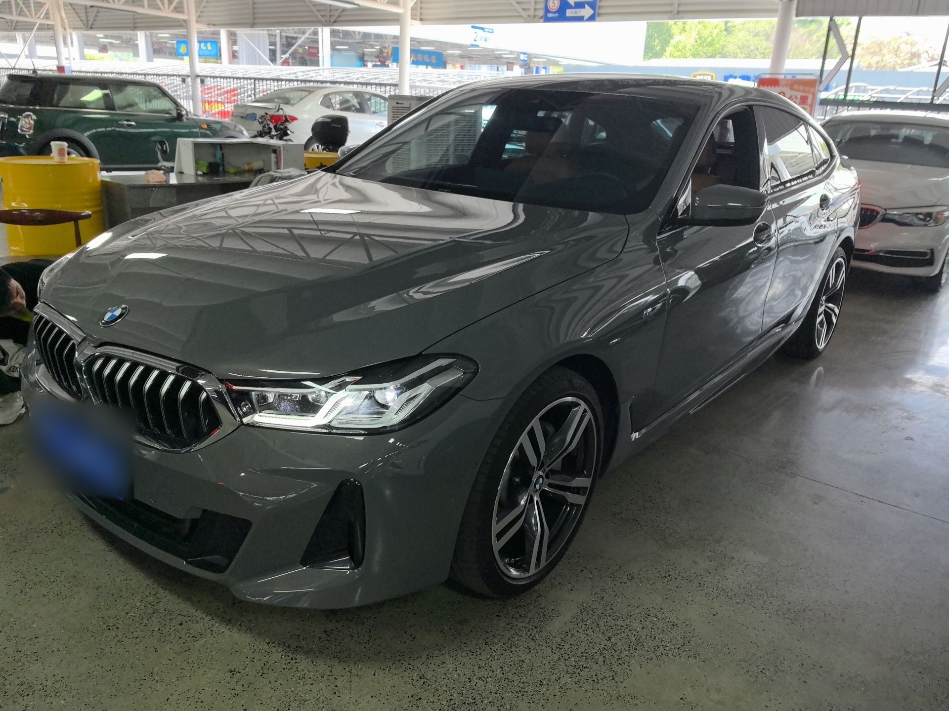 تحت مقدمة السيارة