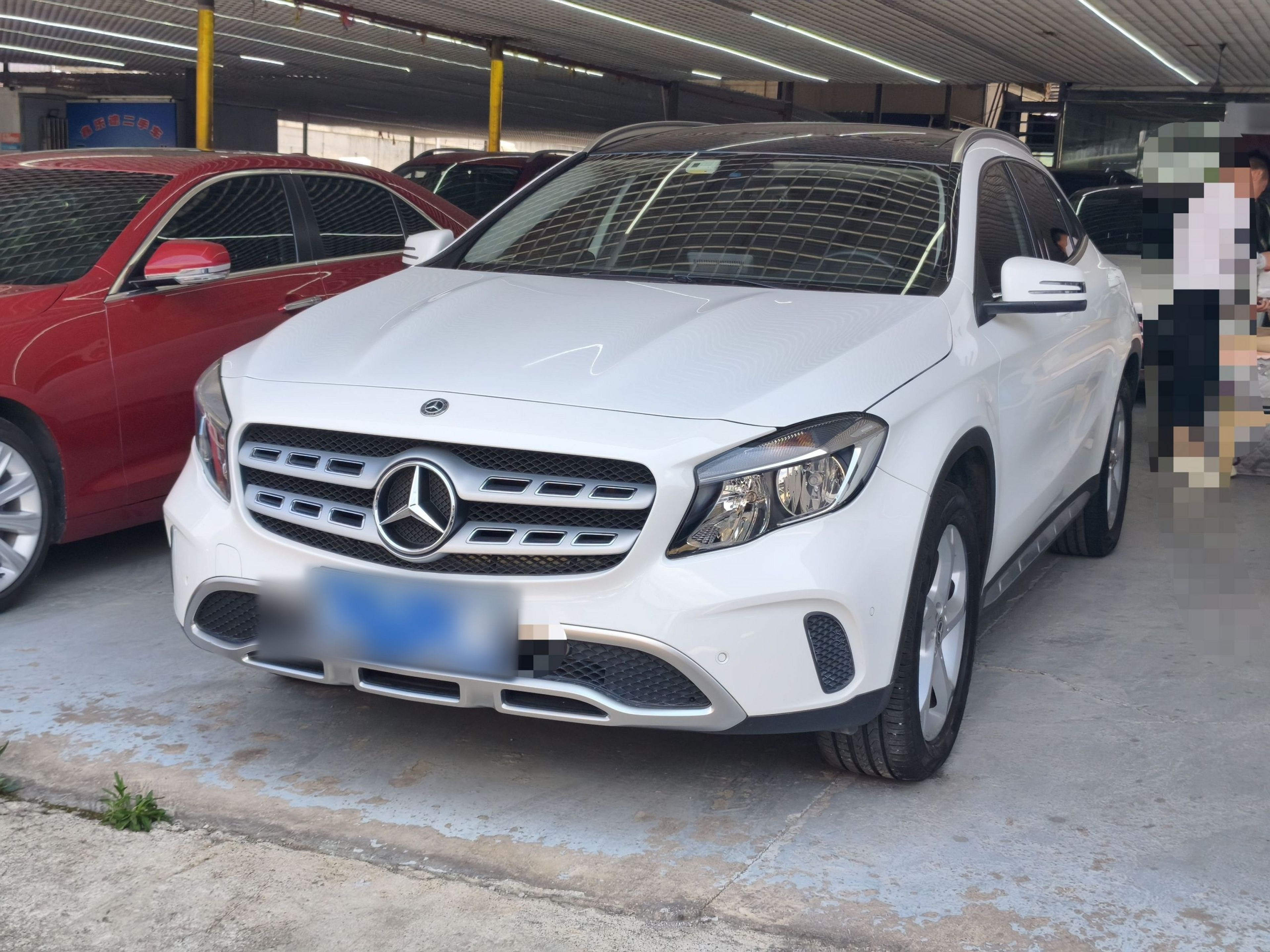 Под передней частью автомобиля