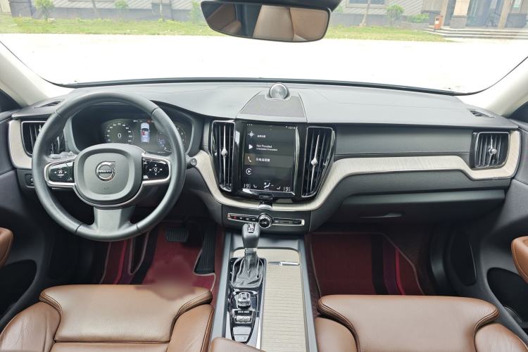 Used Volvo XC60 2020 T5 4x4 Smart Luxury Edition Interior 4