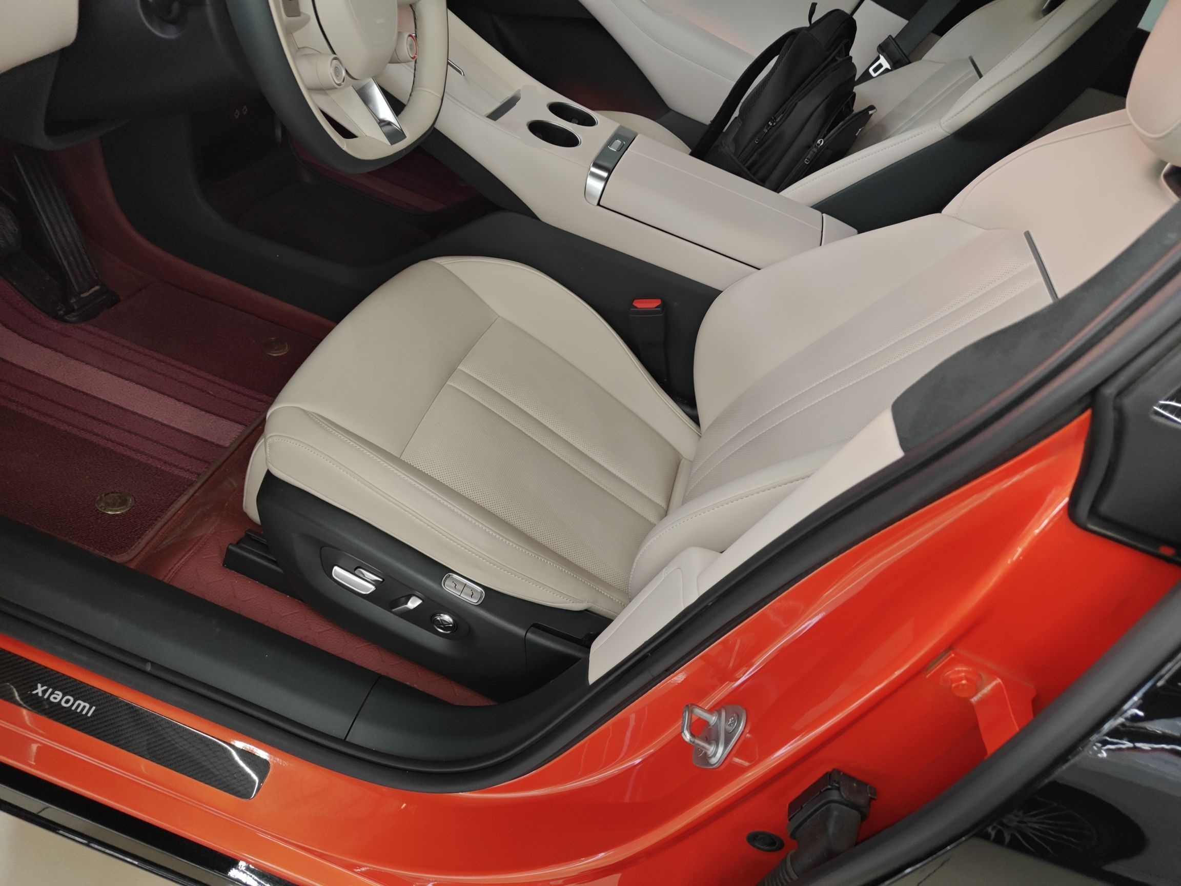 المقاعد الأمامية داخل السيارة