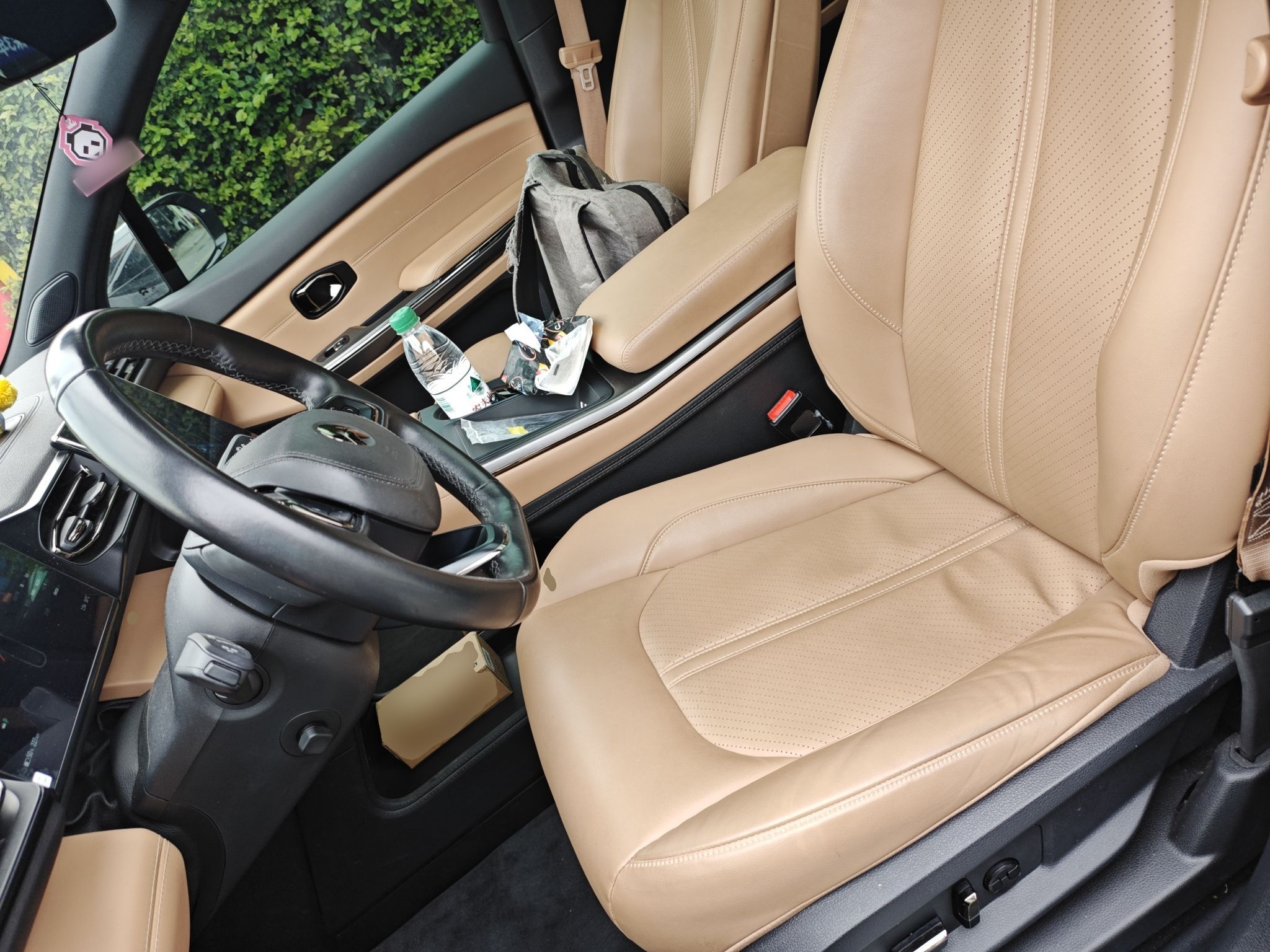 Переднее сиденье в автомобиле