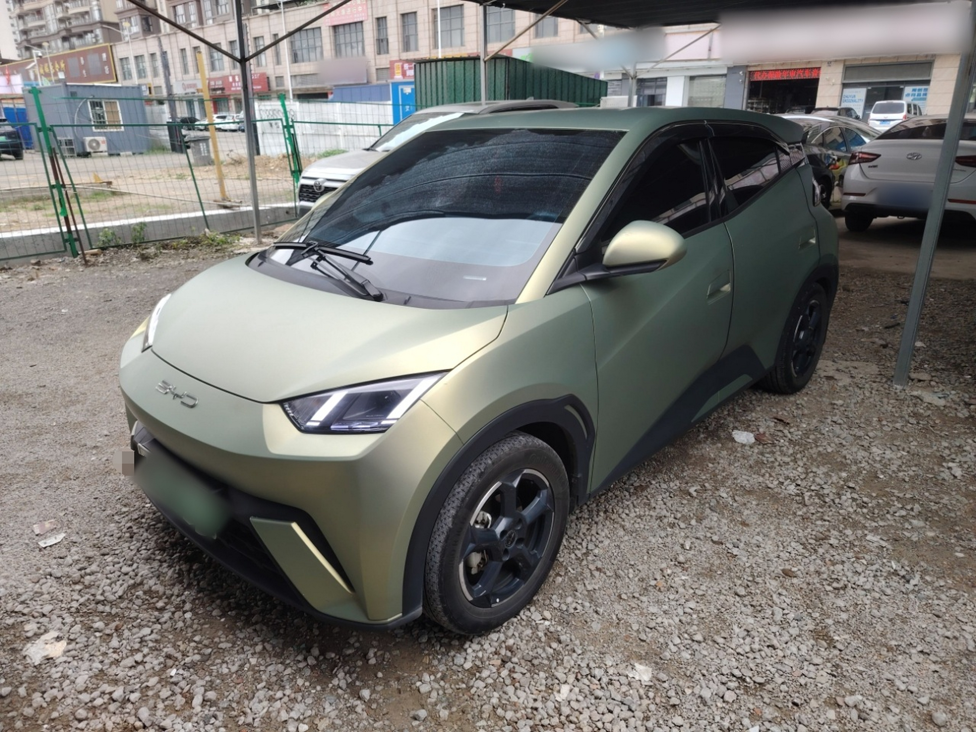 Под передней частью автомобиля