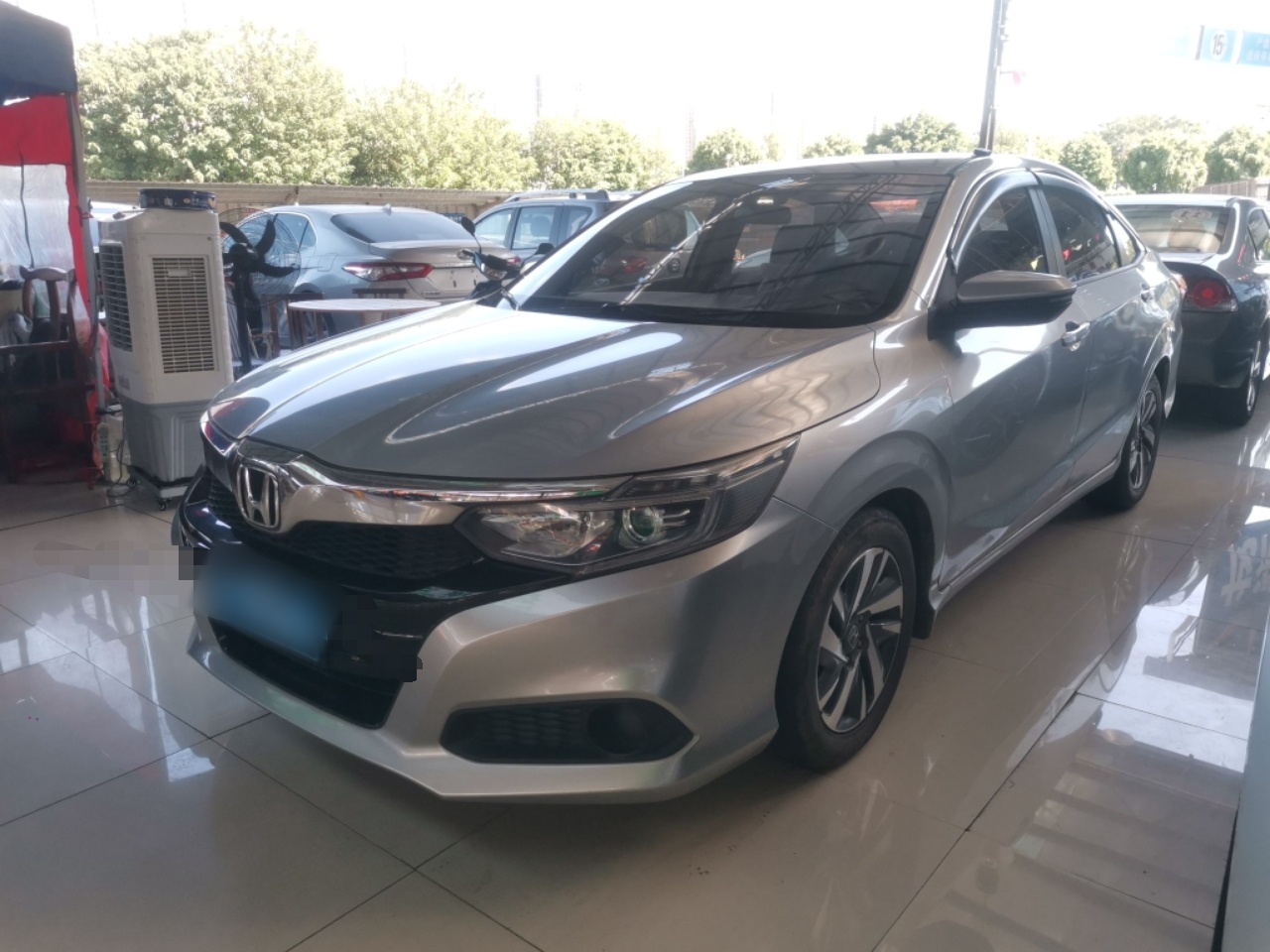 Под передней частью автомобиля