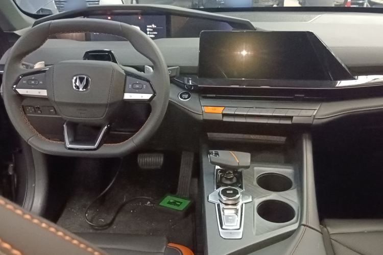 Used CHANGAN UNI-V 2025 1.5T 500Bar High-Energy Version Center Console