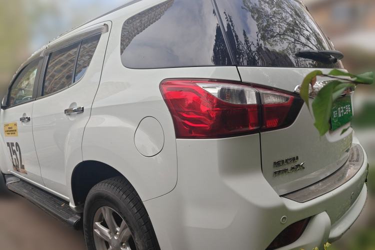 Used Isuzu mu-X 2017 3.0T Four-Wheel Drive Automatic Luxury 7-Seater China V Emission Standard
