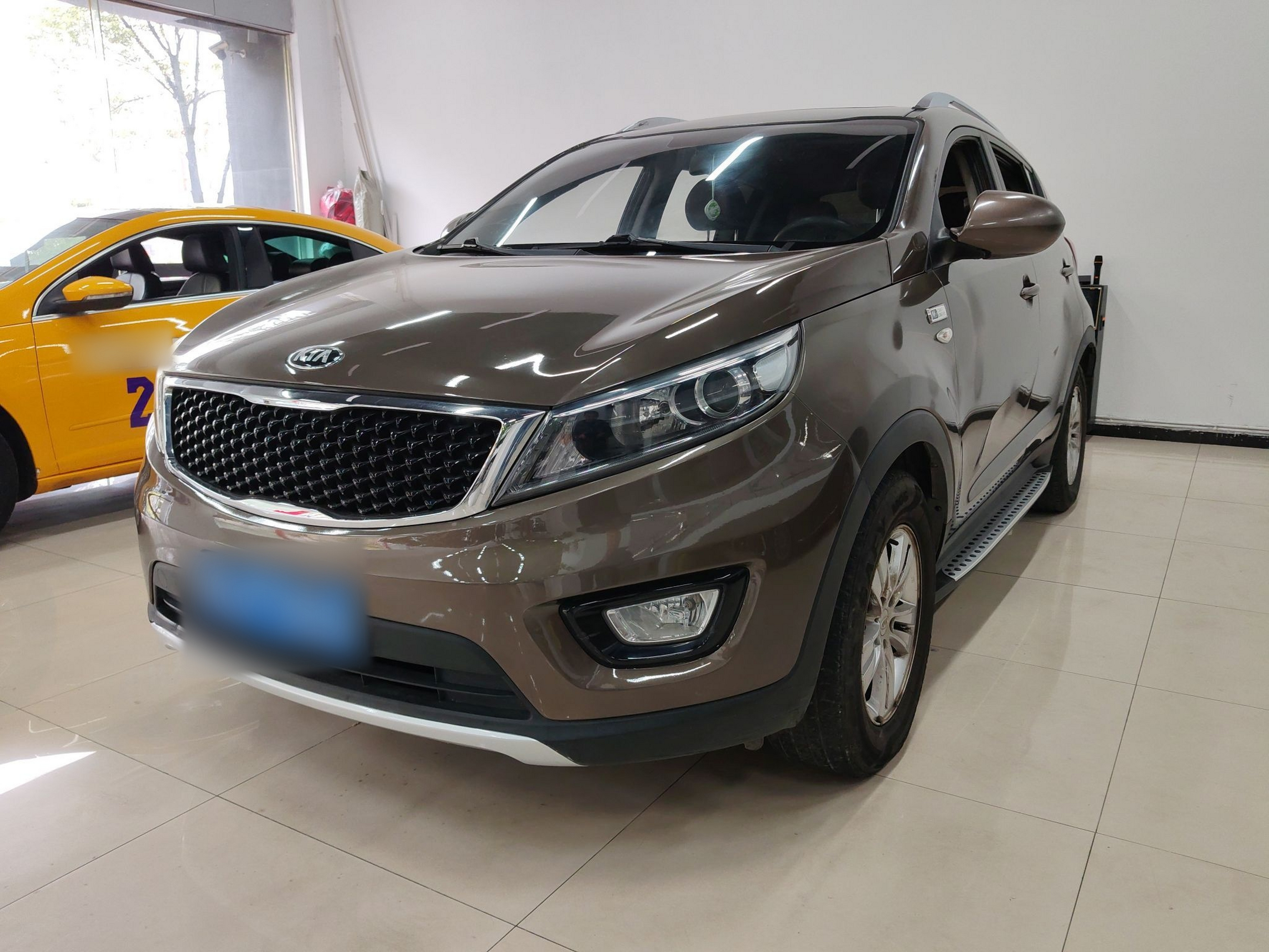 تحت مقدمة السيارة