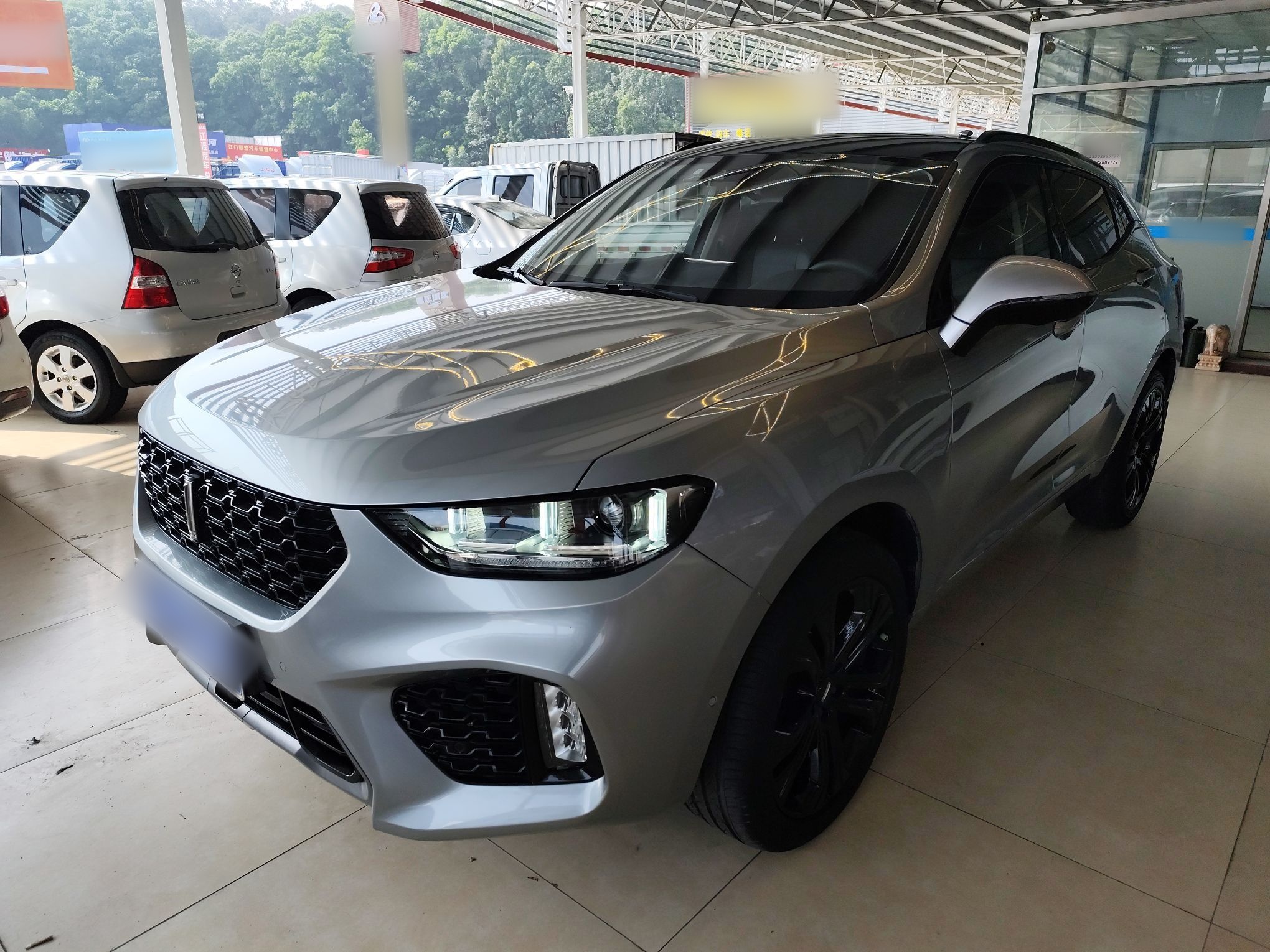 تحت مقدمة السيارة