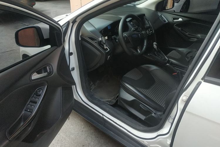 Used Ford Focus 2018 Hatchback Classic 1.6L Automatic Trendy SmartDrive Edition Driver Seat