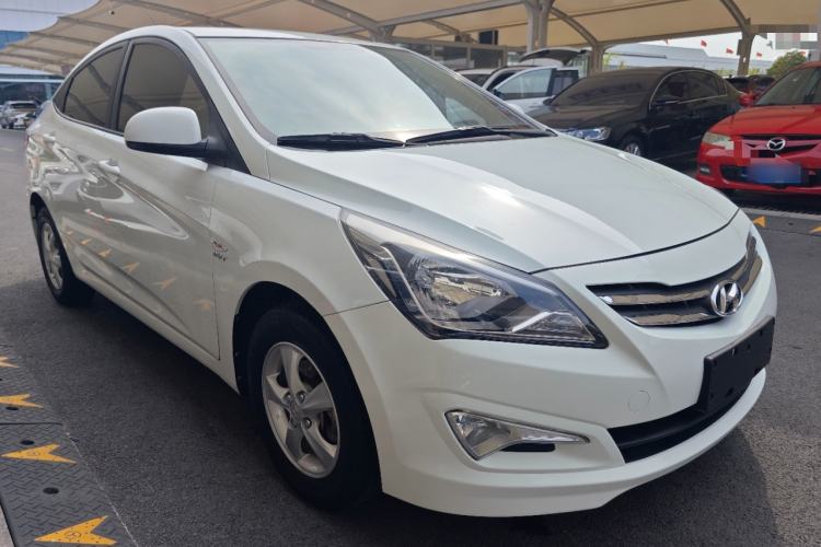 Used Hyundai Verna (older generation) 2014 1.4L Manual Smart GLS Trim Front Right 45 Deg