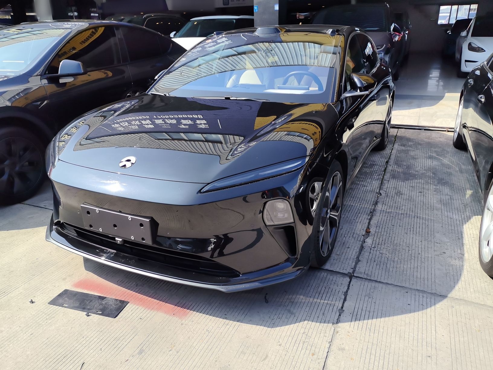 Под передней частью автомобиля