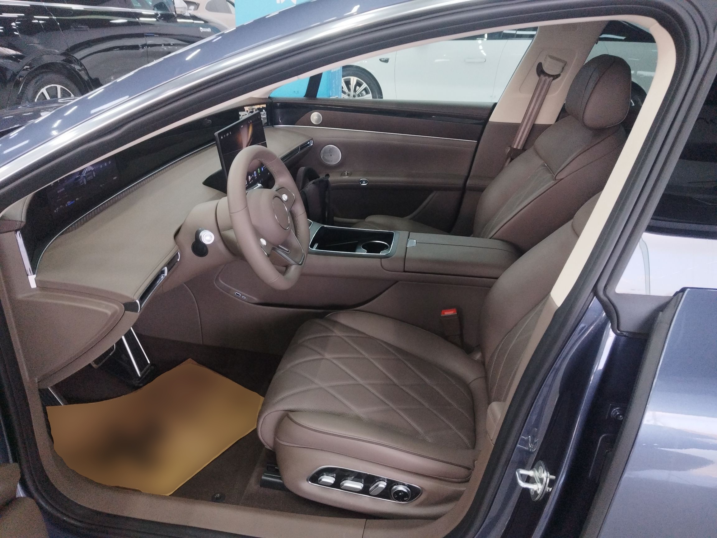 Переднее сиденье в автомобиле