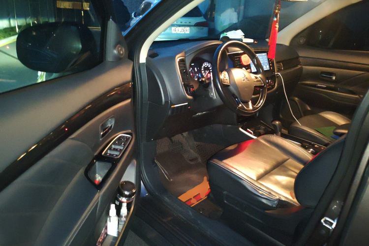 Used Mitsubishi Outlander 2019 2.4L 4x4 Zhi Xiang Edition 7 Seats China V Emission Standard
