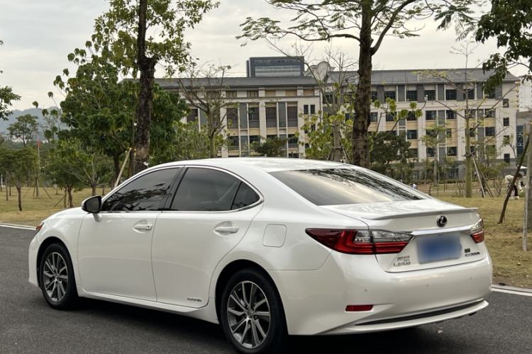 Used Lexus ES 2017 300h Mark Levinson Comfort Edition
