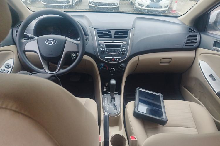Used Hyundai Verna (older generation) 2014 1.4L Automatic Smart GLS Center Console