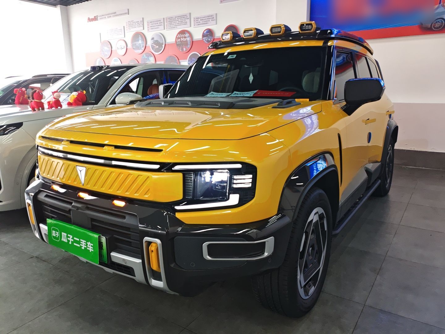 تحت مقدمة السيارة