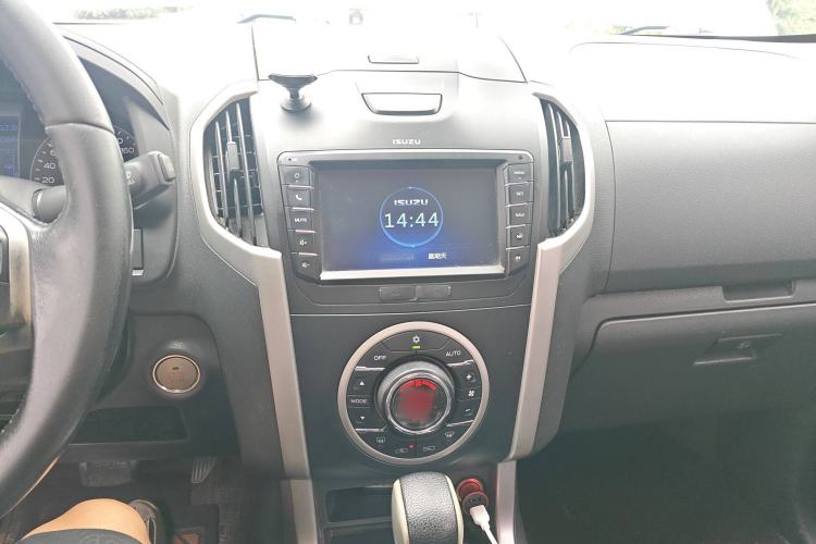 Used Isuzu D-MAX 2018 3.0T Four-Wheel Drive Automatic Ultra-Luxury Version 4JJ1-TC HI