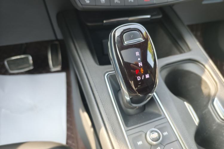 Used Cadillac XT4 2022 28T Four-Wheel Drive Platinum Edition Gear Lever