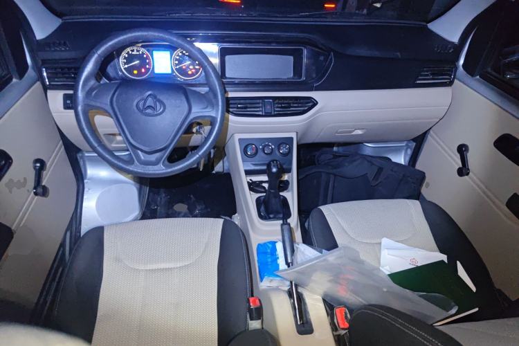 Used CHANGAN KUAYUE Xing V3 2023 1.5L Gasoline Comfort Model 7-Seater Passenger Vehicle Center Console