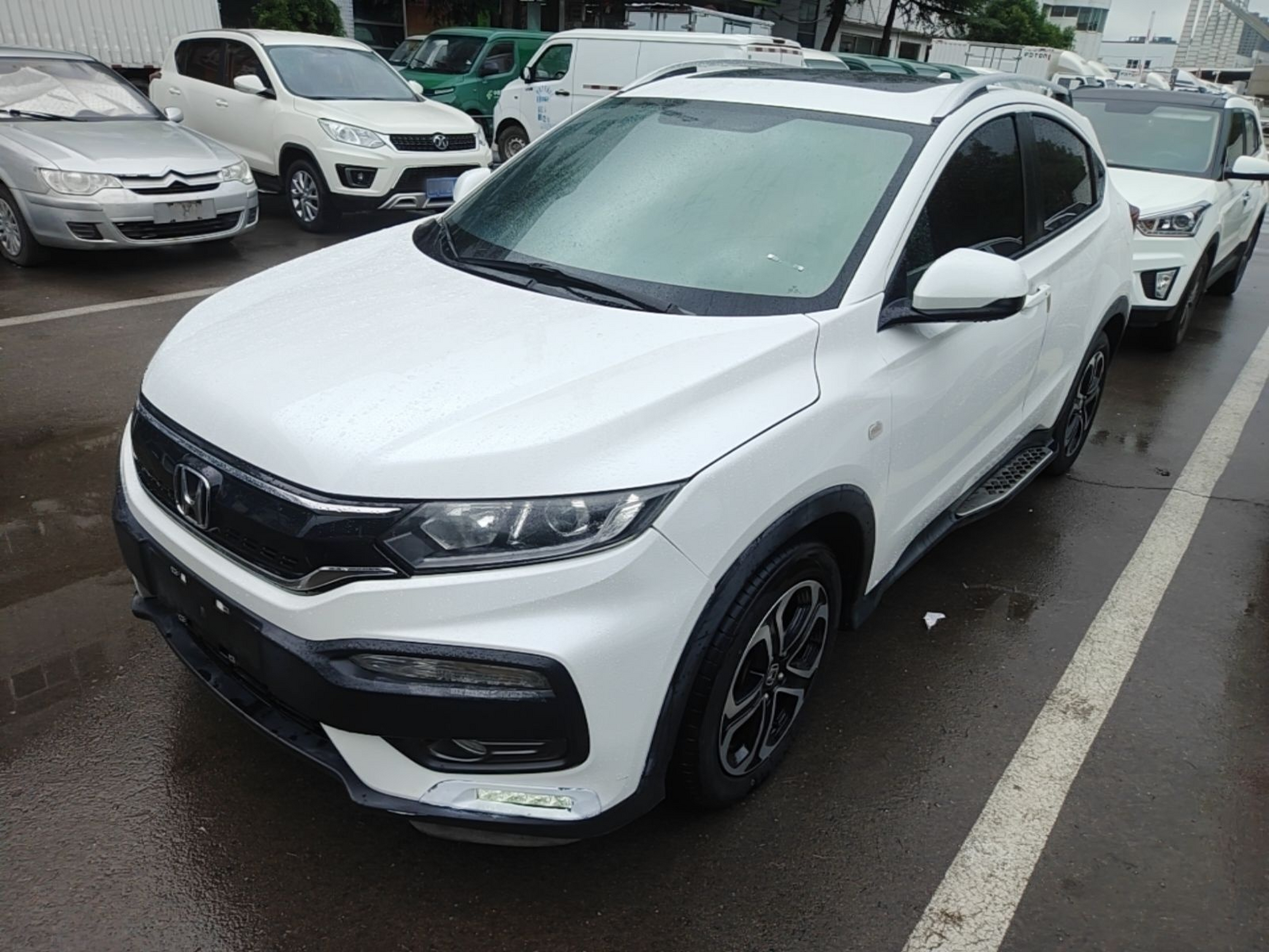 Под передней частью автомобиля