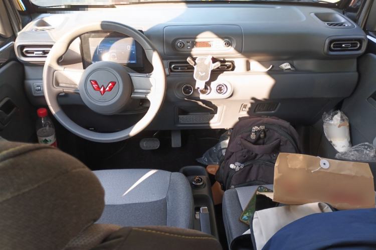 Used Wuling Zhiguang New Energy 2025 Model 305km Ambitious Edition Center Console