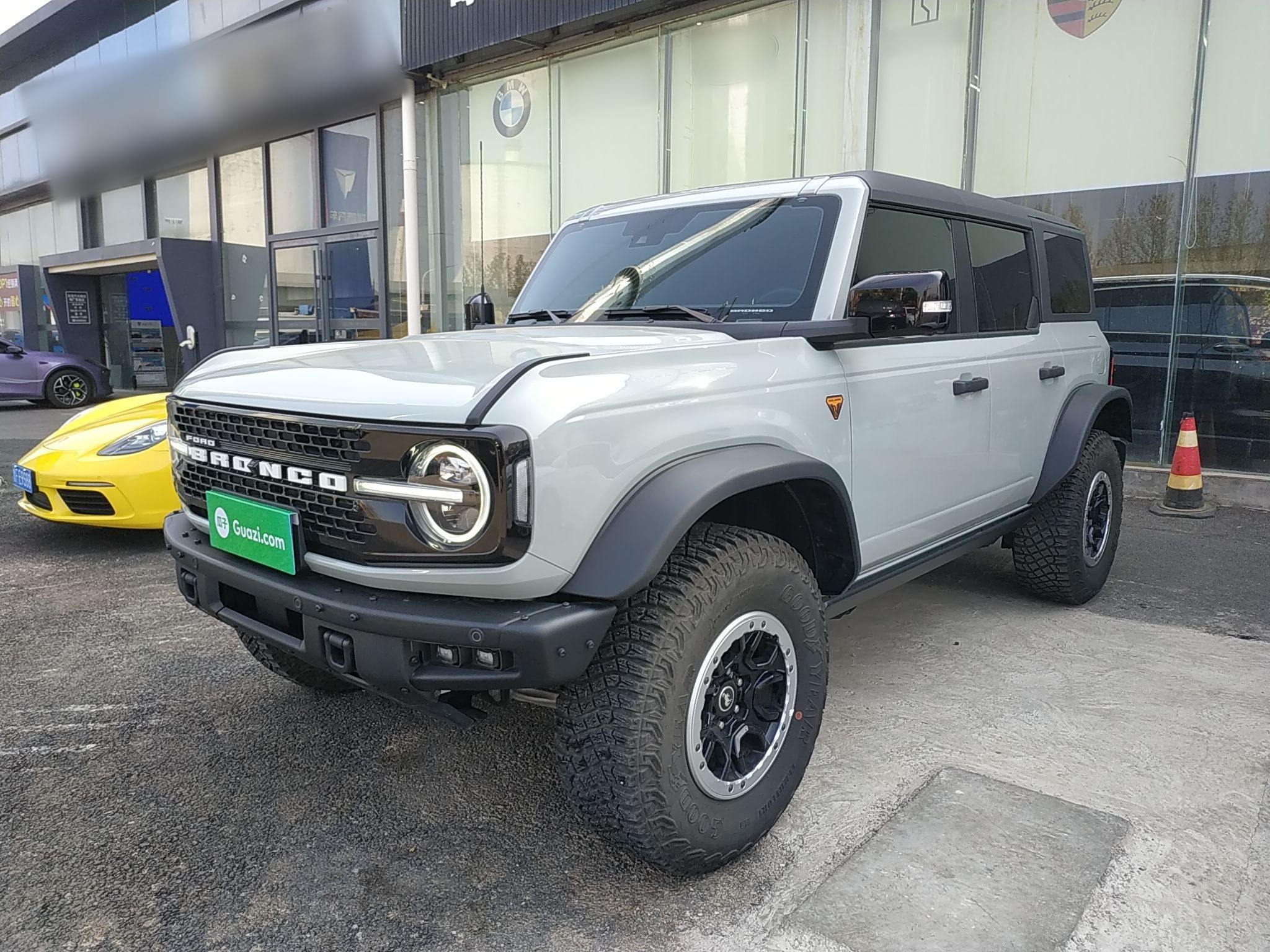 Под передней частью автомобиля