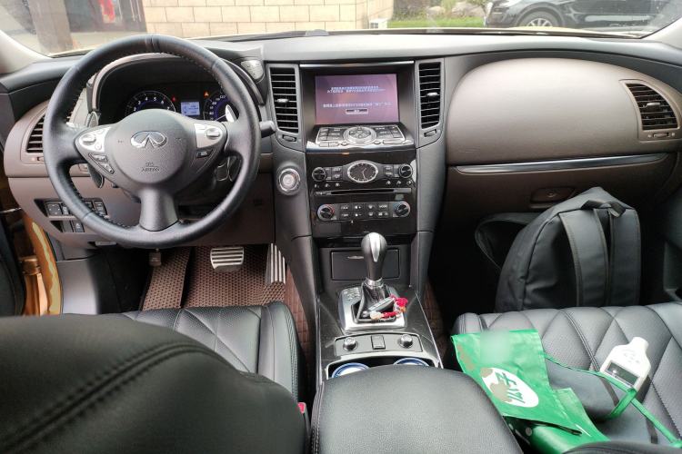 Used Infiniti QX70 2013 3.7L Standard Edition Center Console