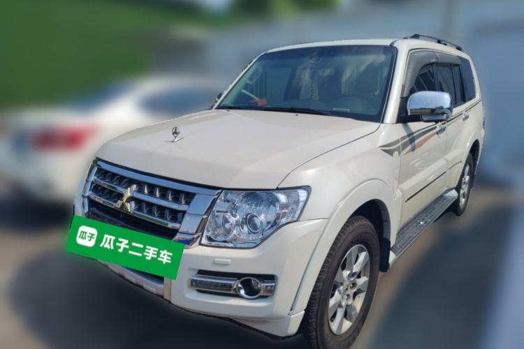 Used Mitsubishi Pajero Pajero V93, parallel import, four-wheel drive, 7 seats, 3.0L, Middle East specification