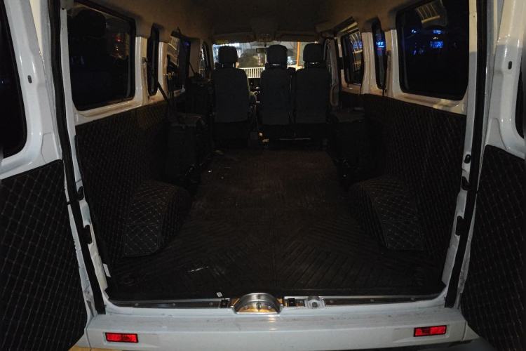 Used SAIC MAXUS Xintu V80 2024 Aotong Value Edition 6MT Long-Wheelbase Mid-Roof Model with 127 Ps Available in 6/7/8/9-Seater Configurations
