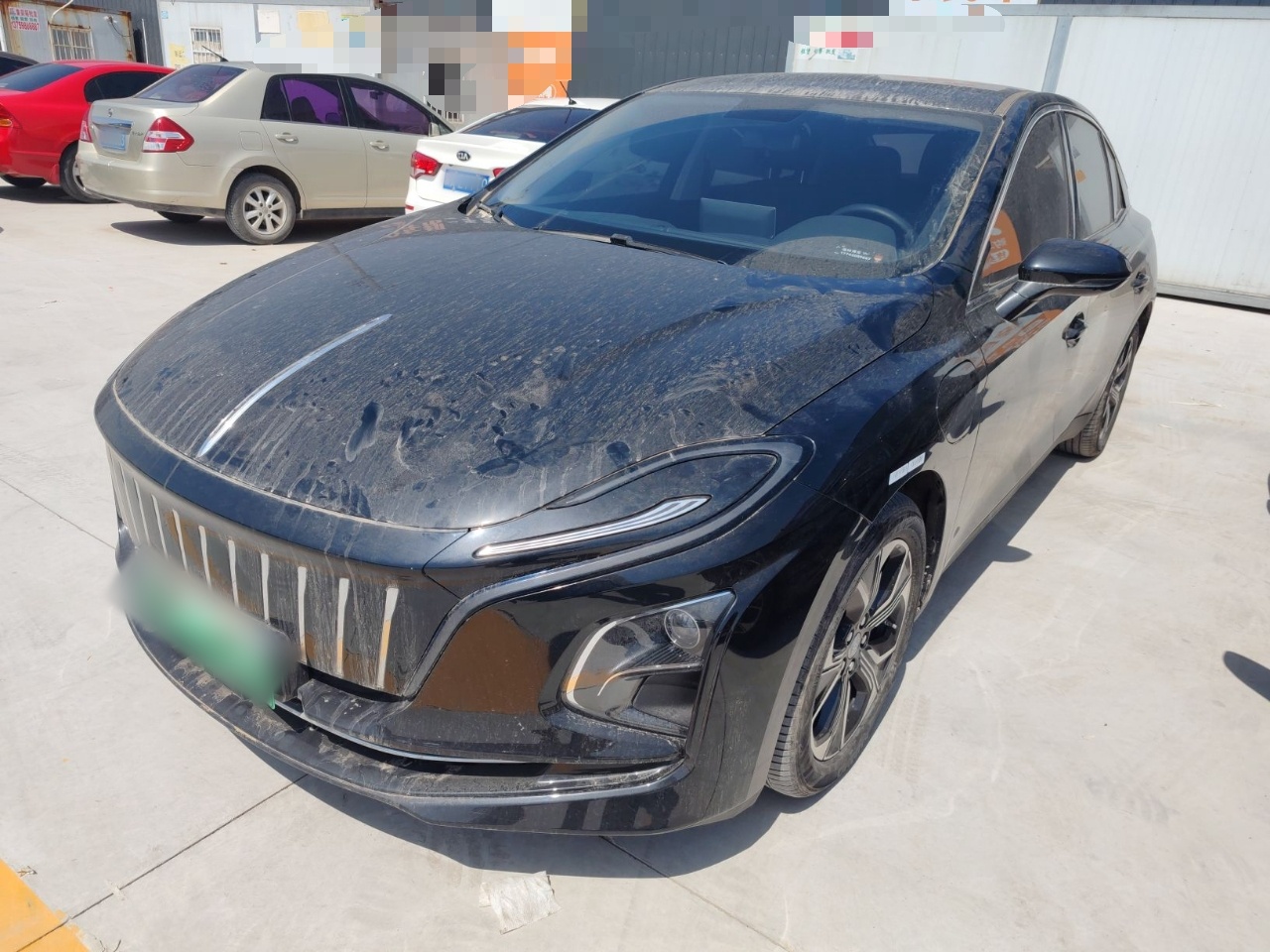 تحت مقدمة السيارة