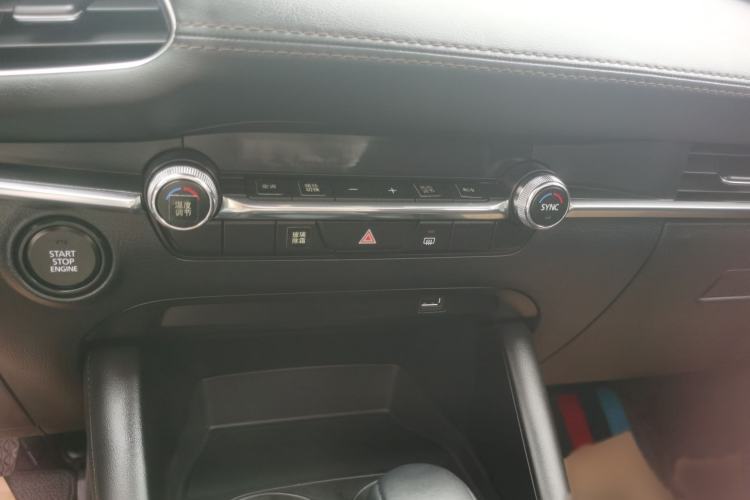 Used Mazda 3 Axela 2023 2.0L Automatic ZhiXuan Edition Audio And AC Panel