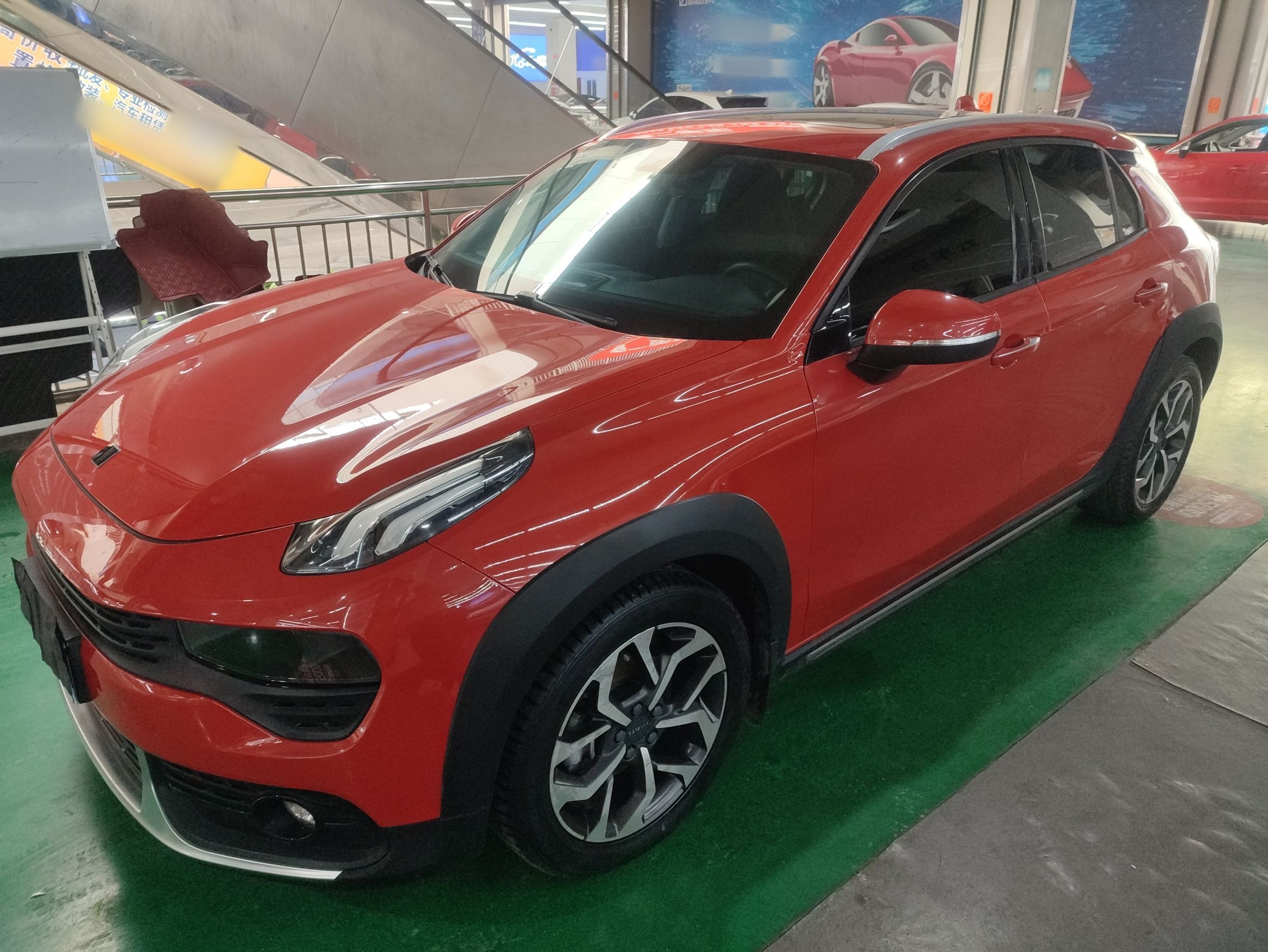 تحت مقدمة السيارة