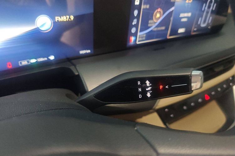 Used Buick GL8 New Energy 2025 Lushang First-Drive Edition 7-Seater Gear Lever