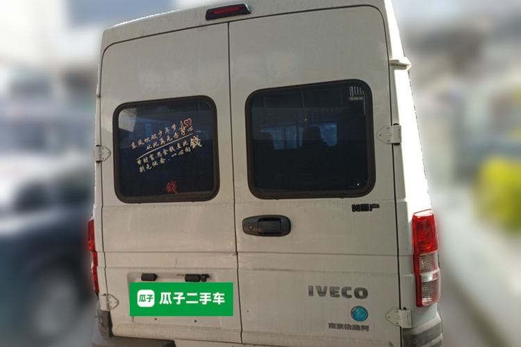 Used Iveco Daily 2020 2.5T A35 Passenger Van Single-Tire Mid-Roof Design 5-9 Seats with Sliding Side Door Meeting China V Emission Standards