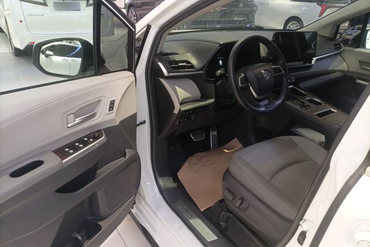 Used Toyota Granvia 2022 2.5L Hybrid Premium Edition
