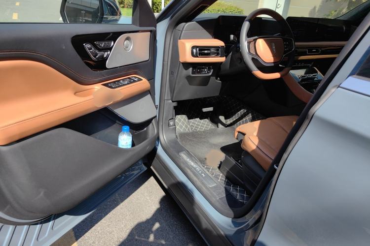 Used Lincoln Aviator 2024 3.0T V6 Four-Wheel Drive Presidential Edition Six Seats Interior 3