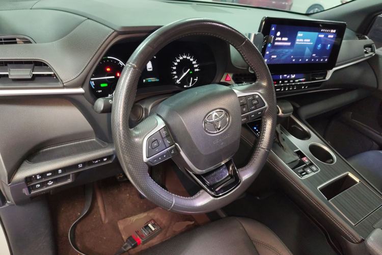 Used Toyota Sienna 2023 2.5L Hybrid Deluxe Edition
