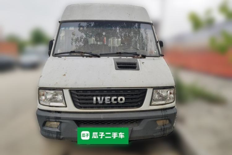 Used Iveco Daily 2020 2.5T A35 Passenger Van with Dual Tires Mid-Roof Design 5-9 Seater Side-Sliding Door China V Emission Standard