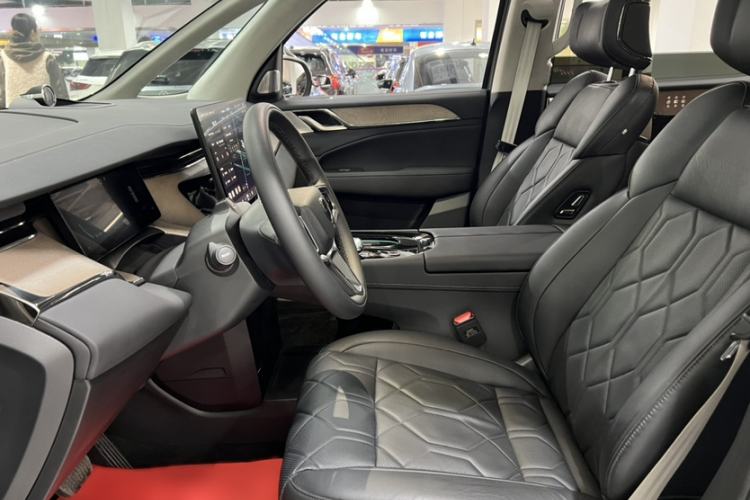 Used Volvo EM90 2025 Ultra Six-Seater
