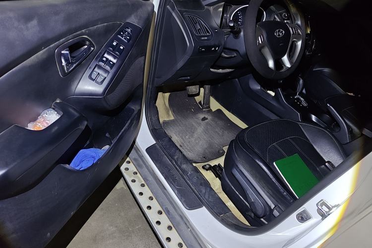 Used Hyundai ix35 2013 2.0L Automatic Two-Wheel Drive Smart GLS China IV Standard Interior 3