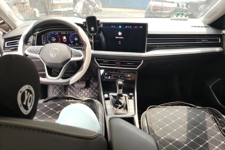 Used Volkswagen Sagitar 2023 300TSI DSG Excellence Edition Center Console