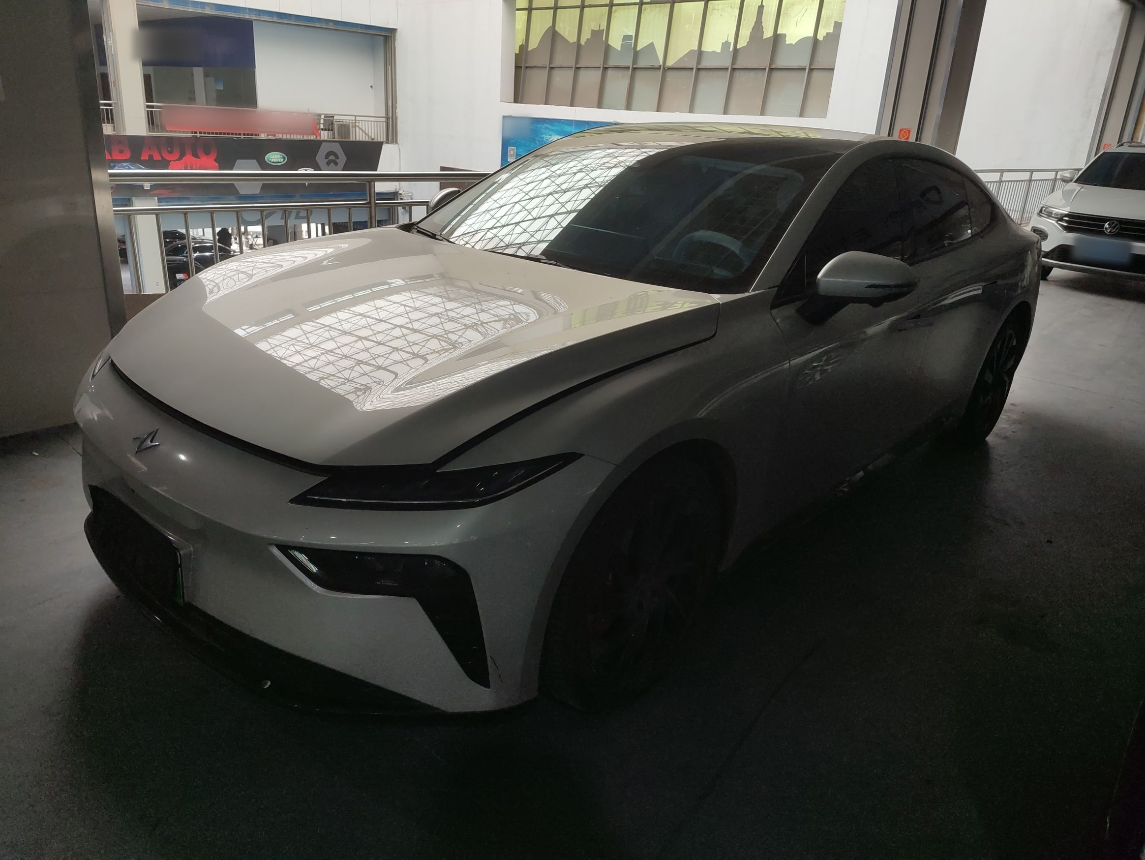 تحت مقدمة السيارة