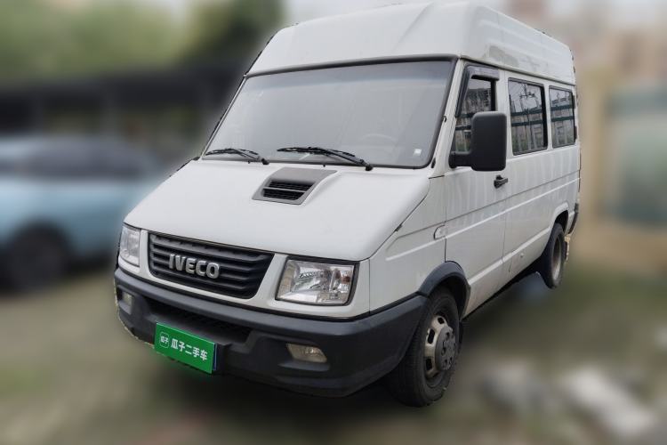 Used Iveco Daily 2021 2.5T A35 M1 Passenger Van 5-9 Seater Short Wheelbase Mid-Roof Design Dual Tires Manual Doors