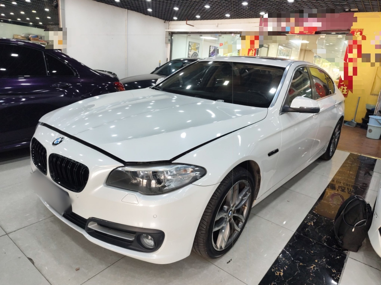 تحت مقدمة السيارة